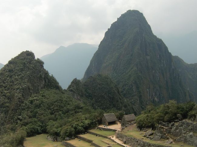 太陽の下での遺跡観光は暑い。ワイナピチュ（写真）が見える木陰でしばらく休む。ワイナピチュ登山は少々危険であり、入山制限のため早朝からバス停に並ぶ必要がある。若くもない我々はそこまでする気力がないのでパス。