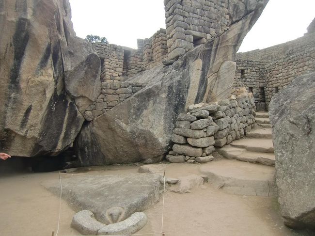 英語ガイドによる午前中の遺跡見学最後が「コンドルの神殿」（写真）である。地面の石は本当にコンドルに似ている。