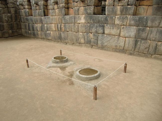 居住区の中にある「石臼」（写真）。ビンガムを先導したガイドの少年がこれを石臼として利用したことから、今でも石臼と呼ばれる。