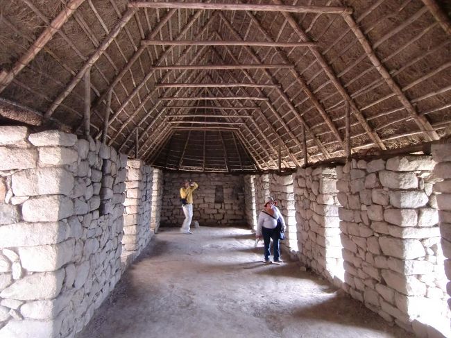 小屋の中に入ると室内は意外に大きく、穀物の貯蔵庫としても十分機能したと思われる。