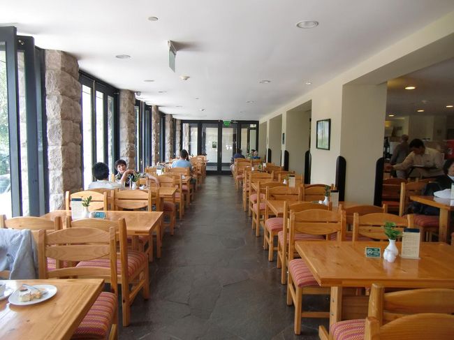 本日のランチは「サンクチュアリー・ロッジ」のレストラン（写真）にて豪華なビュッフェである。午後１時過ぎに入店したが非常に込んでいる。