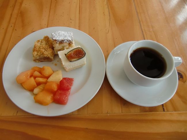 最後に、フルーツ、デザート、そしてコーヒー（写真）。完璧なランチビュッフェに満足する。