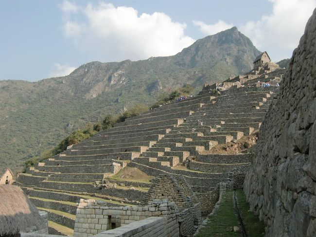 マチュピチュ遺跡の東側の段々畑（写真）は壮大なスケールを持っており、見る者を圧倒する。写真背後の山は標高2940ｍの「マチュピチュ山」。