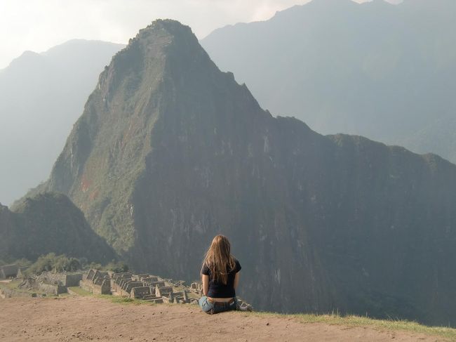 その後400年にわたって人目に触れることはなく、1911年にビンガムによって発見されたときには、草に覆われた廃虚となっていたのである。マチュピチュにまつわる多くの謎は、未だに解明されていない。写真：マチュピチュの謎にとりつかれた若き女性