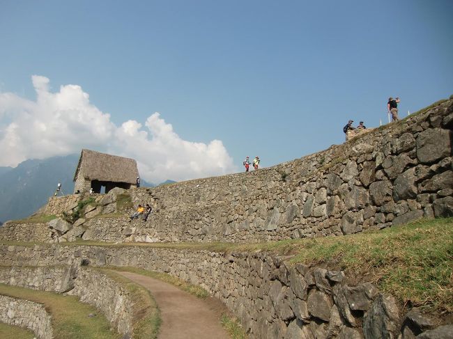 天気がいいので見張り小屋（写真）付近に沢山の観光客が集まっている。