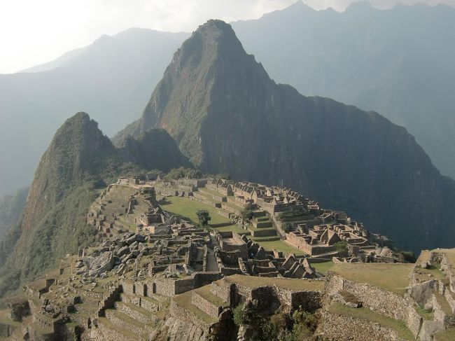 多くの人が見張り小屋（写真）付近の段々畑に腰掛け、マチュピチュ遺跡の絶景を飽きることなく見ている。