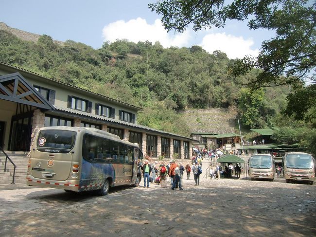 午前9時、英語ガイドによるマチュピチュ遺跡ツアーに参加する。ツアー参加者はアメリカ人老夫婦と我々の合計４名のみだった。マチュピチュ村から約30分間、混載バスに乗って山の急斜面を上る。遺跡入り口には超高級ホテル「サンクチュアリー・ロッジ」がある。１泊３食付ツインルームで76000円〜112000円（2010年11月宿泊、２名分の代金、エクスペディア調べ）