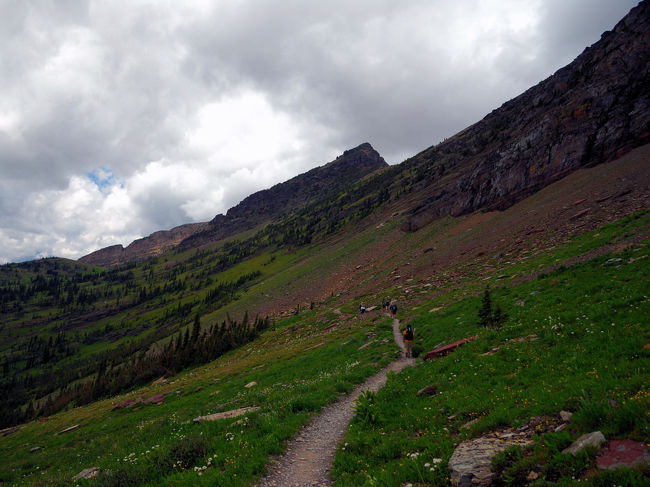 13:15 はるか向うの丘の上にGranite Parl Chaletが見えてきました。