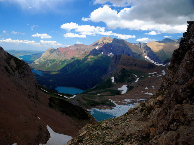 さらに少し頂を登ると、眼下にGrinnell氷河、Grinnell湖、Lake Josephine,そしてその先にはLake Sherburneが見えています。<br /><br />今夜泊まるMany Glacier地区は左に山の陰です。<br />