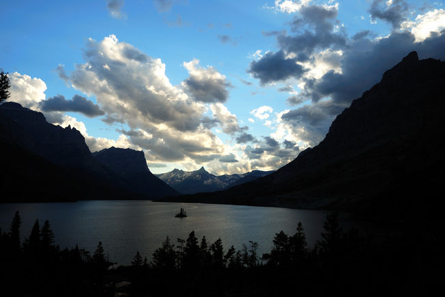 Loopで停めておいたレンタカーにのって、GTTSロードを一路St.Maryに向かいます。<br /><br />途中で見た夕闇のGoose Is<br /><br />今日の宿はMany Glacier地区にあるSwift Current Motor lodge、まだ先がありそうですが、充実の一日でした。