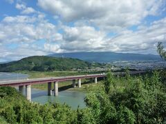 関東地方は雨でしたが西に行くにつれて晴れてきました。
海老名ＳＡの後、足柄ＳＡでマネケンの紫いもワッフルを味見、
景色が良いと評判の富士川ＳＡで休憩です。
残念ながら富士山は雲に隠れています。