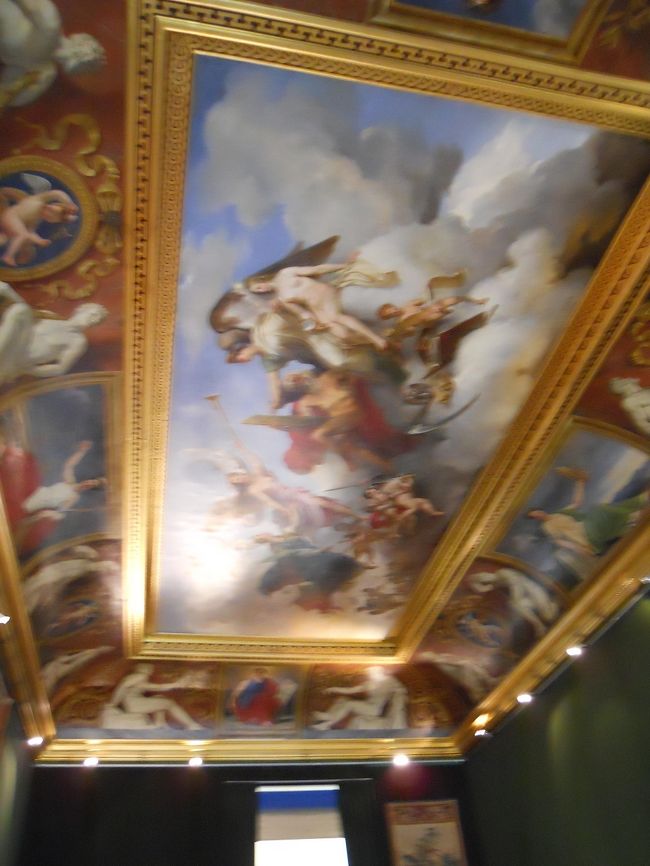 うっかり見落としそうですが、時々視線を上に向けないといけない。<br />天井画と言うんでしょう。足場を組んで描いた作品もあります。<br /><br />オイラ、出来れば床に仰向けになって観たい作品もありますが、きっと上見て歩いてる人に踏んづけられると思うんで自粛しました。<br /><br />やはり閉館後に一人でうろつきたい！