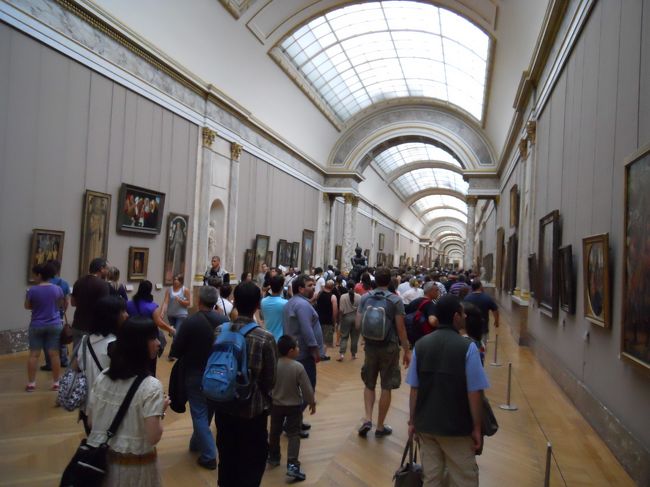 ここも採光が充分配慮されてます。<br />国内の美術館には問題ある所おおくて、無理な照明あてて　おまけにアクリル板（ガラスもあり）でビシッとガードしてるから反射してさつぱり観られない作品ばかり、なんて場合が多々あります。<br />わざと見にくくしてるの？なんて思うことあります。<br />せっかく展示していただけるんなら、見やすさを充分検討してください。<br /><br />どうかお願いします。