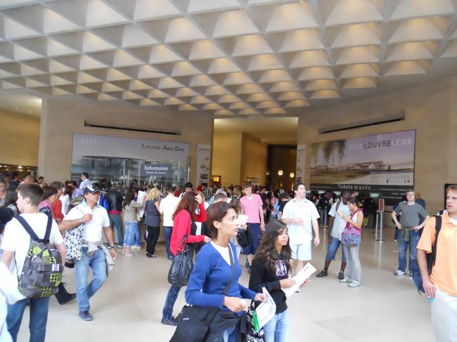 グルグル彷徨いガラスピラミッドの下に戻った。<br />やっぱり半日程度じゃルーブルに行った！などと大口たたけません。涙。<br />でも予定じゃオランジュリー美術館も今日行かなきゃミッション果たせません。<br /><br />きっと、きっとまた来るから待っててールーブル。