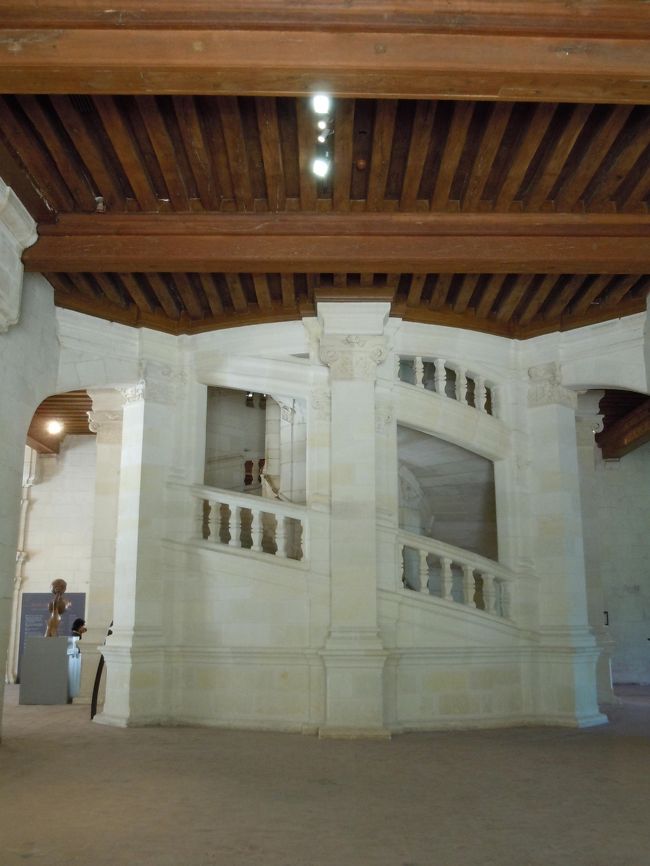 これが見所のひとつ、<br />のぼるひとと降りるひとが出逢わずにすれ違えるという<br />二重螺旋の階段です。<br />