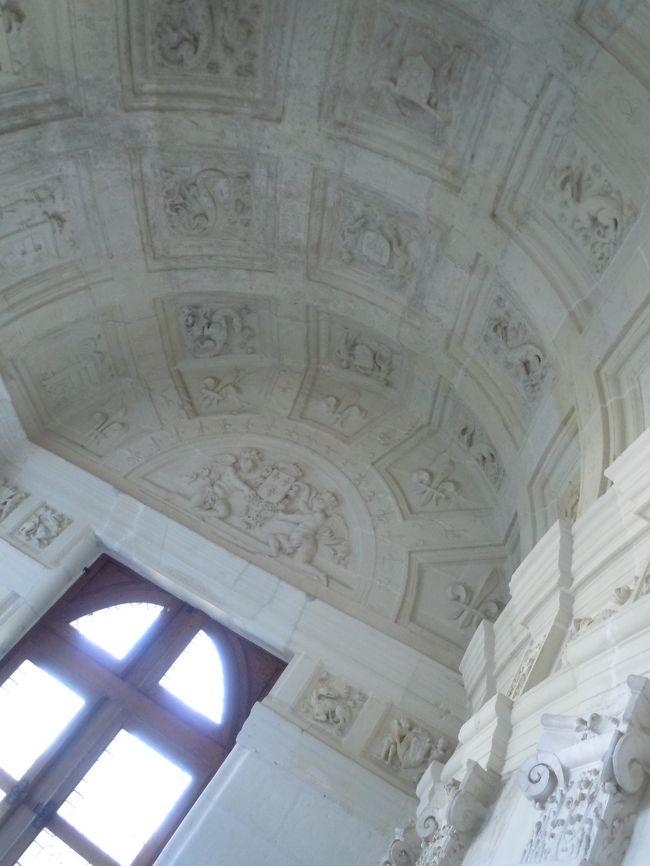 シャンボール城でもやはり天井が気になるらしい。<br /><br />このお城を作ったフランソワ1世のFと火蜥蜴の紋章。