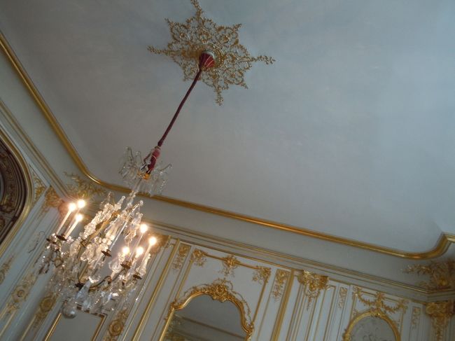 お約束（習性？）で天井＋シャンデリア。