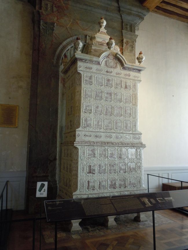 暖炉。<br />煙突と直結していて煙はそのまま外に出るらしい。<br /><br />煤も室内に飛ばなそうでいいねぇ<br /><br />おしゃれだねぇ