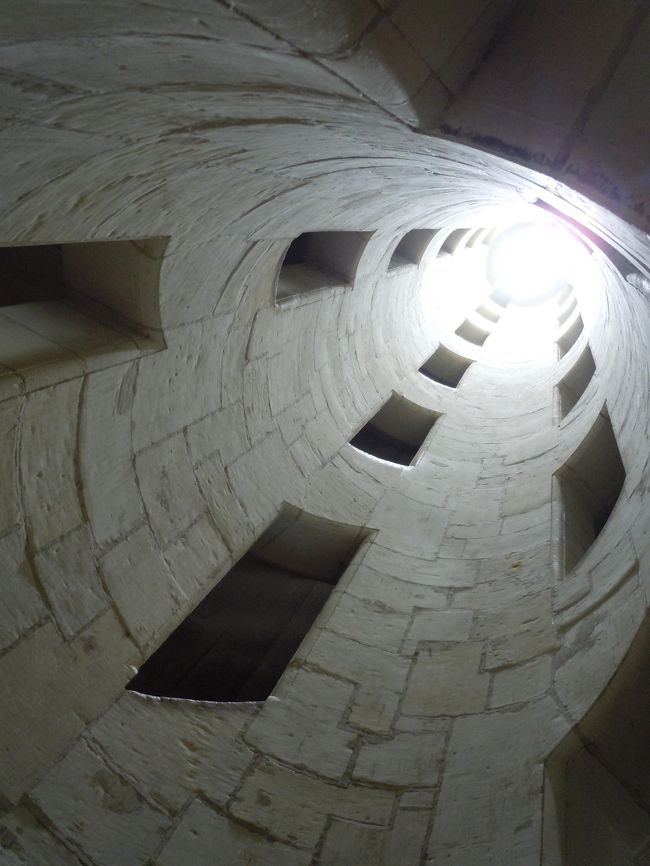 下まで降りきりました・・・<br />こうして見ると結構がんばって降りてきた。<br /><br />二重螺旋でも実はちゃんとこの縦長の窓からこんにちはできるのです。