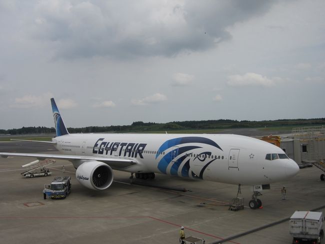 この飛行機でエジプトにいっちゃいます！！<br />がしかし、13:10発の予定が13:30分へ<br />結局飛んだのが14:45分。<br /><br />成田で疲れちゃいました。<br />機材の到着が遅れが原因らしいです。。。<br />これから飛行機に呪われ始める！？