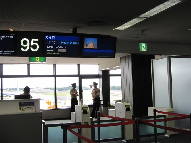 もうすぐ搭乗開始しそうです。<br />ピラミッドが写ってて、これから行くんだ！というテンションがあがる！