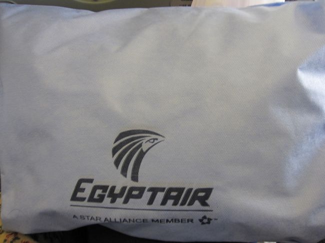 機内にはブランケットと枕があります。<br />