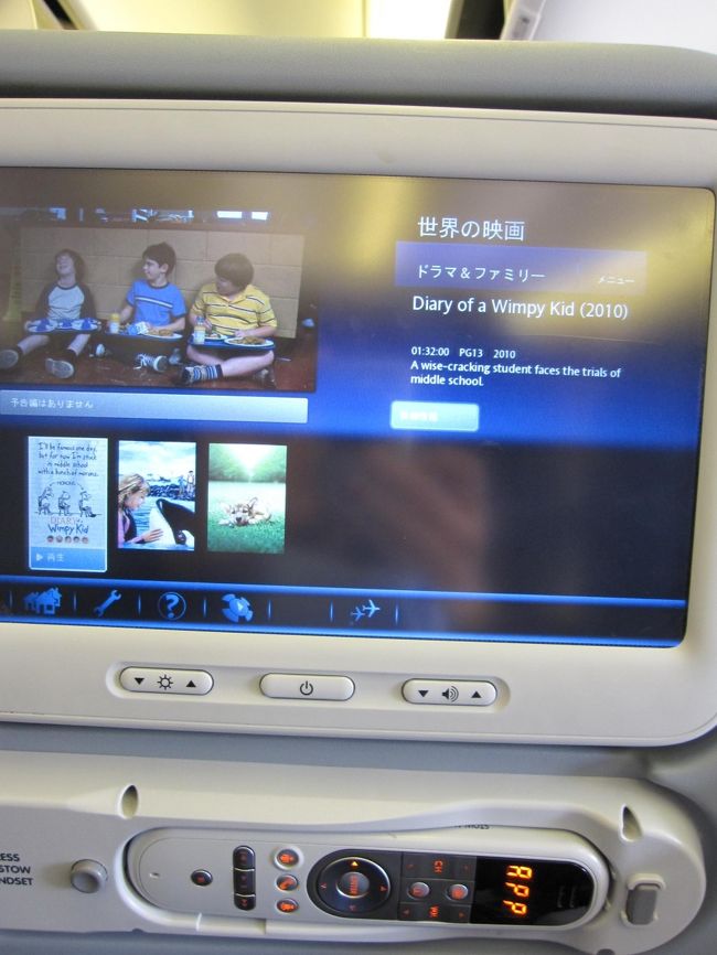 一人１台個人モニターがついてます。<br />初めてのタッチパネル式・・・<br />映画は日本語版があまりない・・<br /><br />でもゲーム等いっぱいありましたよ