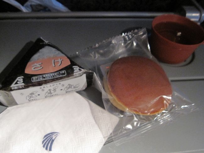 夜食におにぎりとどらやき・・・<br />なぜにどらやき！？<br /><br />アンコが嫌いなので、おにぎりだけ美味しくいただきました。<br />