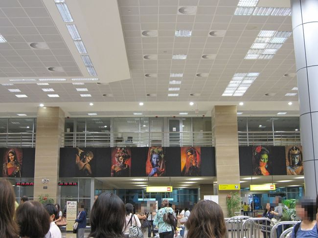 カイロ空港に到着しました。<br />足はむくんでるし、体は最悪だけど、ドキドキ