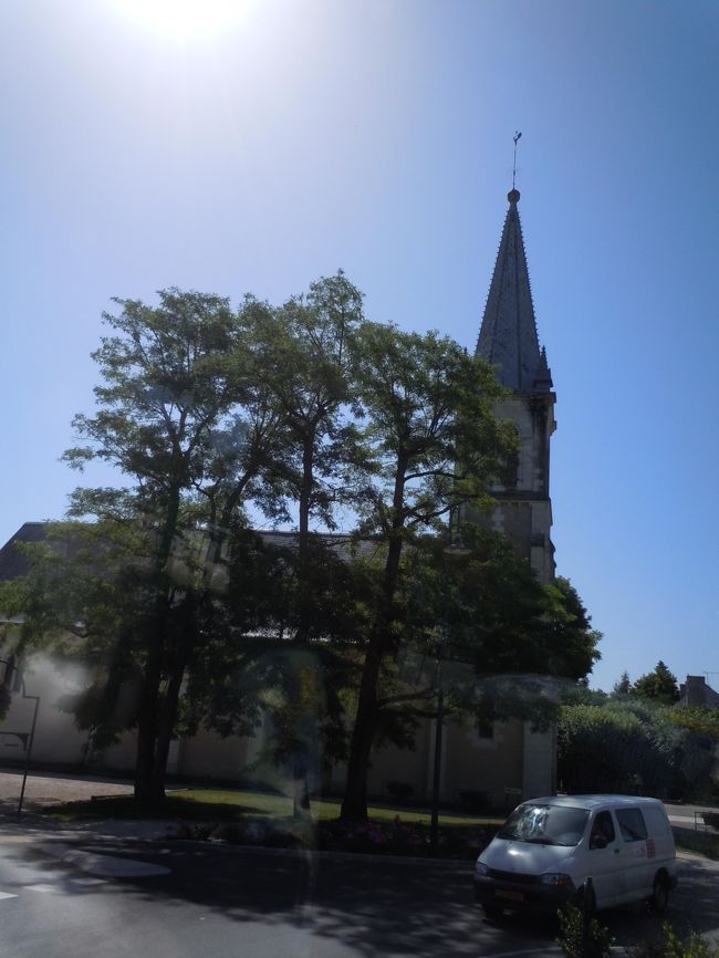 バスで移動〜<br /><br />教会は本当によく見かける。