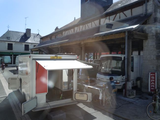 市場のあと。（撤収中）