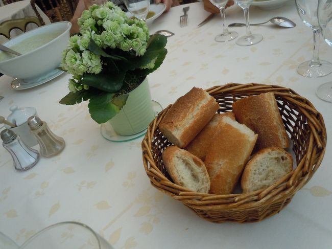 パン。<br />やっぱり美味しい。<br /><br />奥のしろいボール状の器にスープのおかわりが入っている。<br />スープはテーブルでおねえさんが取り分けてくれた。