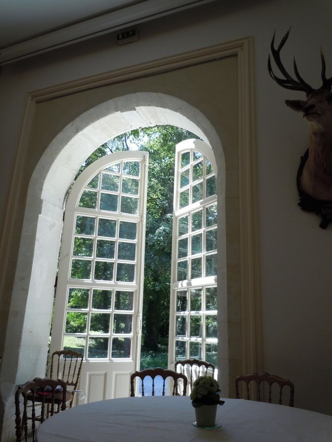 意外とスローリーに運ばれてくるので<br />ちょっとレストラン内から外なんて撮ってみる。