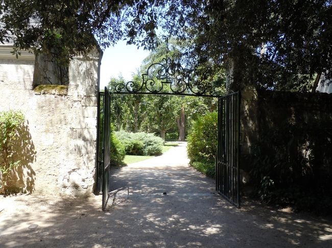 ちいさい門を抜けてレストランを出ると・・・