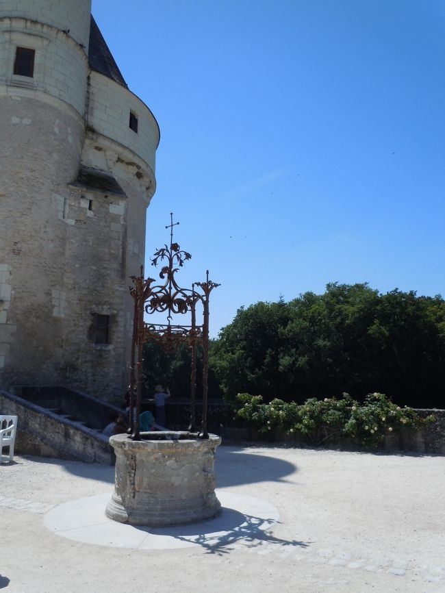 お城の入り口に井戸。