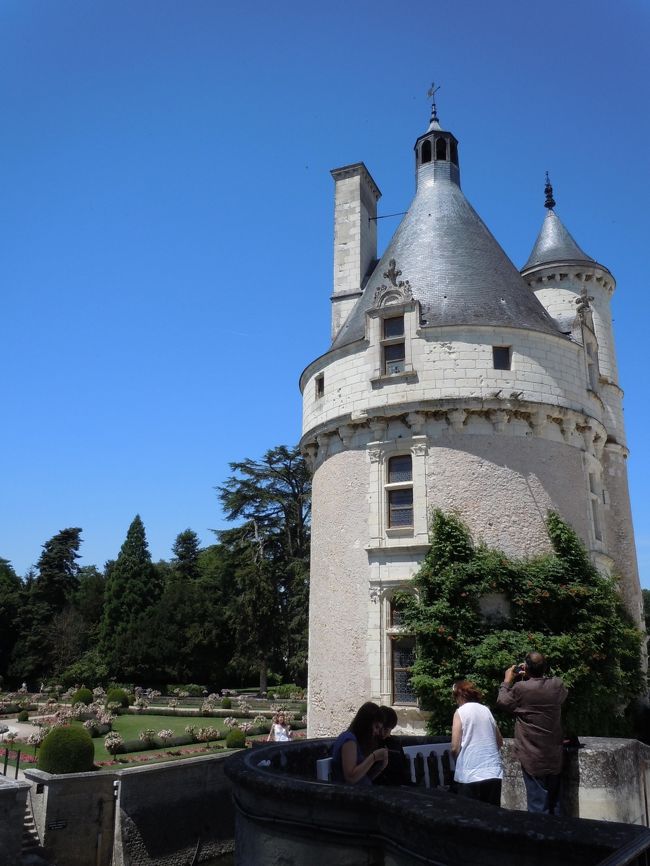 シャンボール城を見たあとのせいか<br />こじんまりしてかわいいお城な印象。<br /><br />（いや　決してちいさくはないんだが）<br /><br />色も白だし、お庭の雰囲気もかわいいし！<br /><br />城主が代々女性（16〜19世紀）だったので<br />「6人の女の城」と呼ばれたりもするそうだけど、なんかピッタリ。