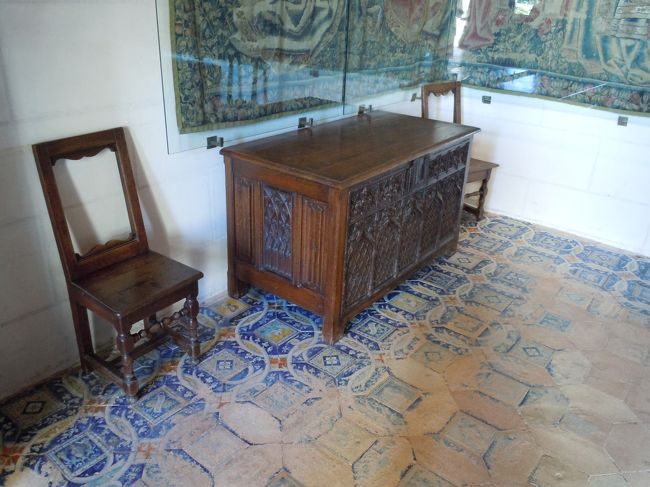 はじっこの方に残ってるタイルは当時のもの。<br /><br />とくに保護されずそのままだがいいのかな・・・<br />劣化進まないかな・・・