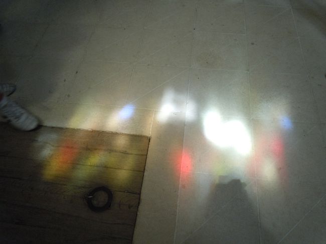 ステンドグラスの光がキレイ。<br />白い床や壁だと映えるねぇ。