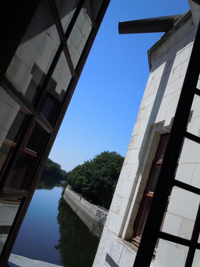 窓から見える・・・<br />川っていうの？　池っていうの？<br /><br />お堀か。