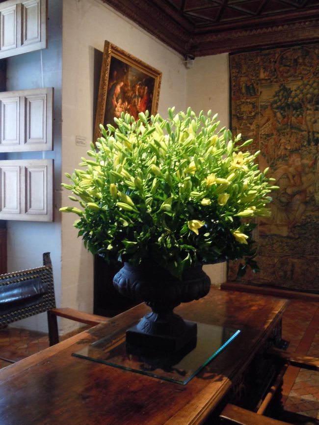 庭にもお花がいっぱいだし、<br />中にもたくさん飾られているせいかかわいい印象のお城。