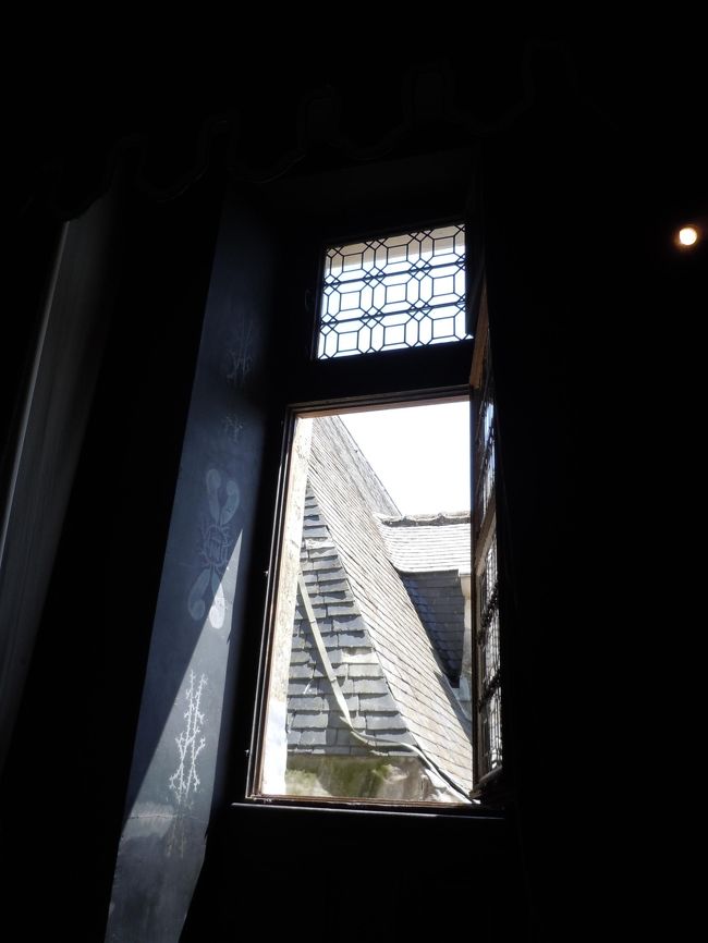 白い服（喪中）で過ごしたので、別名「白い王妃」。