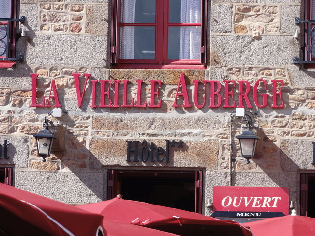 １２時ですが一週間のスペイン時間が抜け切れず、昼食は１４時以降なのであまりお腹が減っていないのですが、列車の中で食事が出来ない為、早めに昼食を摂る事に、写真の店で昼食を・でも満員美味しいのでしょう〜、空くまで待って海の見える良い席を確保。