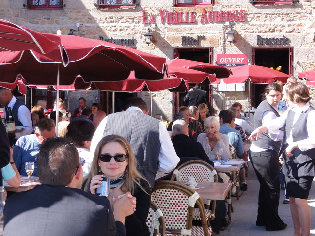 このレスタウランテはお勧めです、が何と言う店名か読めないので悪しからず、モンサン・ミシェルも海もよく見えて料理の味も倍増。