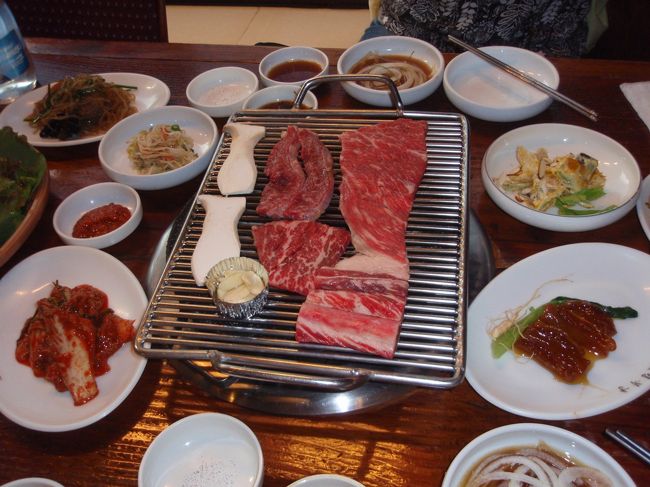 羽田発13時5分の、コリアンエアーで到着!!<br />お迎えのガイドさんが、とっても事務的で(いい意味です。)免税店にもよらずに、ホテルに直行!!<br /><br />そのため、早い時間に明洞にいけたので、初日の夕食から焼肉です。<br /><br />口コミにもあった、「景福宮」。<br />親切だし、おいしかったけどあまりにも日本人なれしすぎているところが・・・ちょっとね。