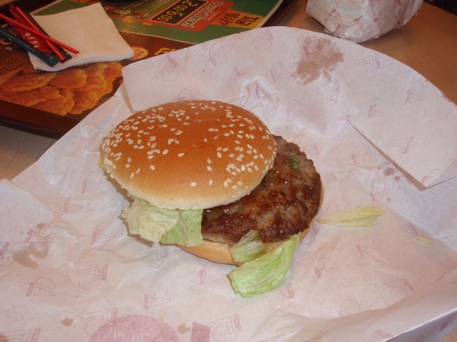 写真2枚目にして、また食べ物です。<br />初日は、焼肉食べて明洞をぶらぶらして終わってしまったので、本格的に観光の始まりです。<br />まずは腹ごしらえということで、ロッテリアの「プルコギバーガー」。<br />照り焼きソースに、コチュジャンを混ぜた感じで、とっても美味!!<br />他の人の旅行記にもありましたが、日本でも発売してほしいです。
