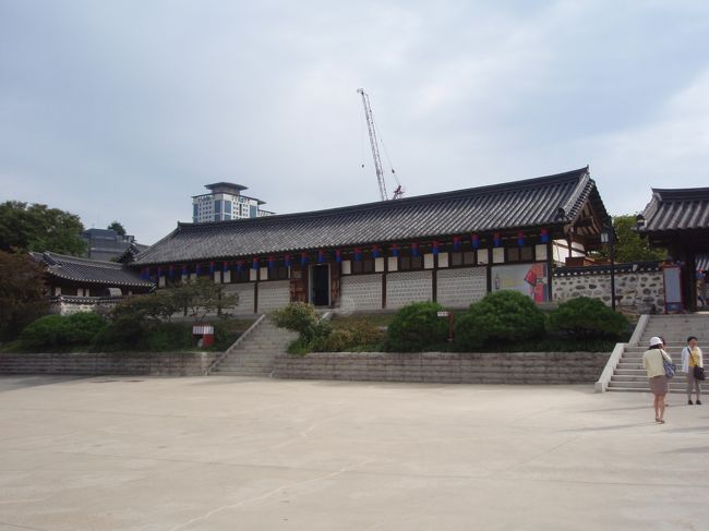 南山コル韓屋村に行きました。<br />なんと無料で、伝統的な韓屋がいっぱい見れます。<br />日曜日だったせいか、たくさん人がいました。特に中国の方々が・・・<br /><br />名前のとおり南山にあるので、ずっと坂道です。<br />さっき食べたプルコギバーガーは、どこへやら?