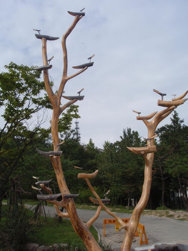 これも、韓屋村にありました。<br />「ん?!　なんか見たことあるぞ」と考えました。<br />そう!　私がハマったドラマ「ラブ・トレジャー」にこんなのがありました。<br />たしか、村の入口に作るやつです。<br />イ・ドンゴンがとってもかっこよくてハマったドラマの一つです。いまは軍隊に行ってますね。<br />早く戻ってきてほしいです。