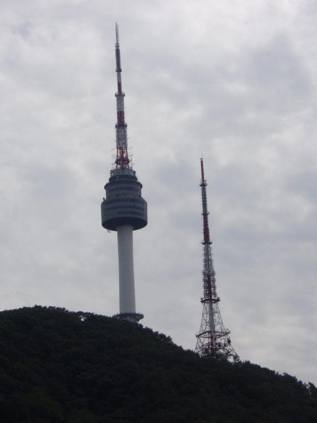 韓屋村から見えた、ソウルＮタワー。<br />今回は行かなかったけど・・・よく見えました。