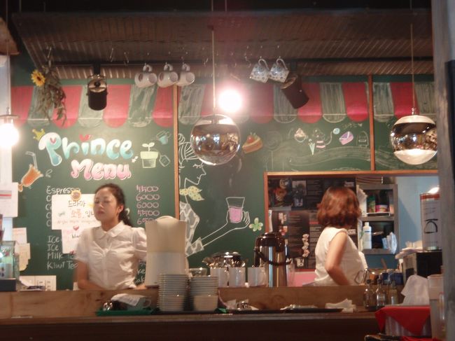 プリンスならぬプリンセスが働いてます。<br />コーヒーは7000ウォンでお高いです。<br />まあ、写真代だと思えばね・・・<br />至るところで、写真の撮り合いをしてました。<br />あたしもだけどね・・・