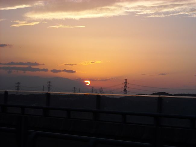 <br />帰り道、東海自動車道・恵那ＩＣ付近に夕日が沈む。